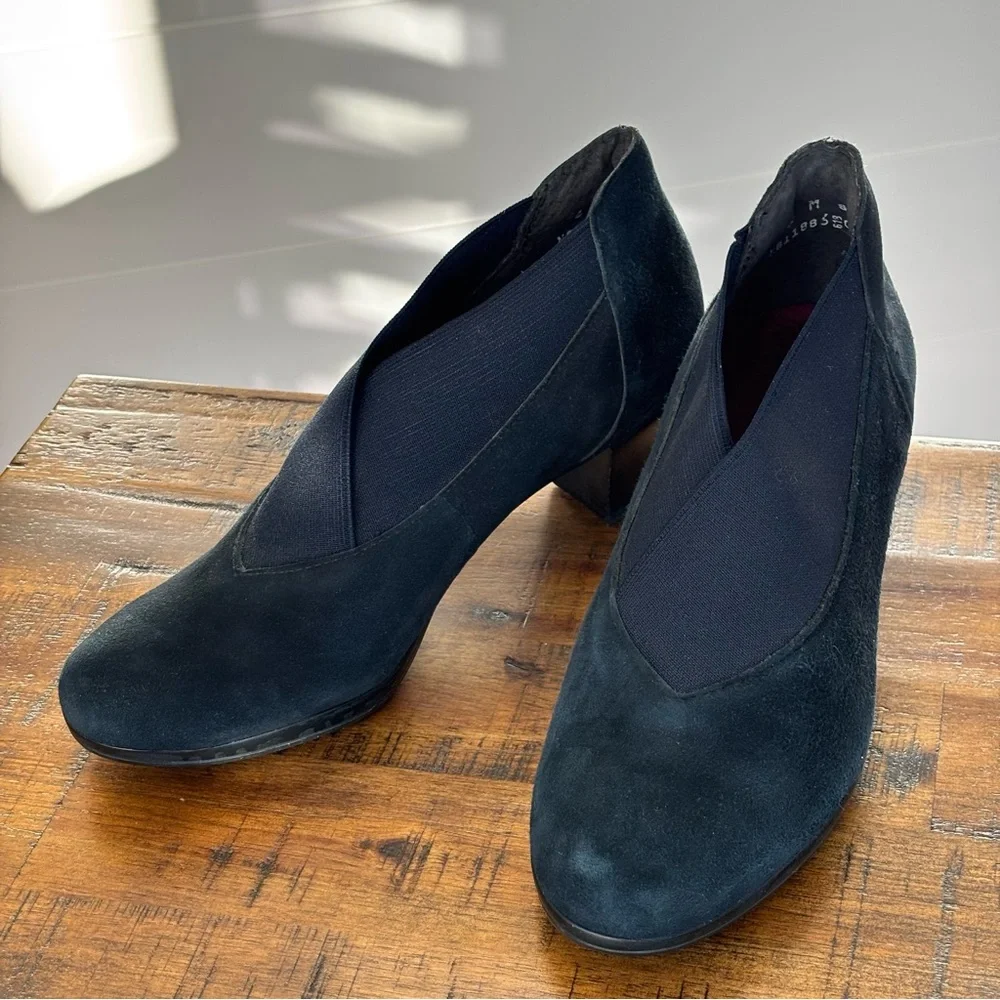 Munro Francee Slip on Ankle Bootie in Navy Suede Size 6